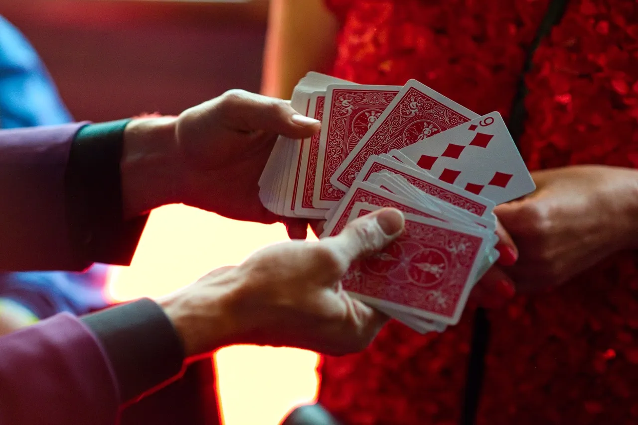 kouzelnik-vip-akce-kb-pojistovna-mikromagie-karty-v-ruce-interaktivni